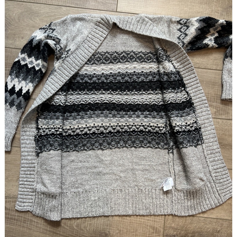 American Eagle Cardigan Gray Black‎ Silver Fair Isle Chevron Sweater Women XS - Picture 5 of 10
